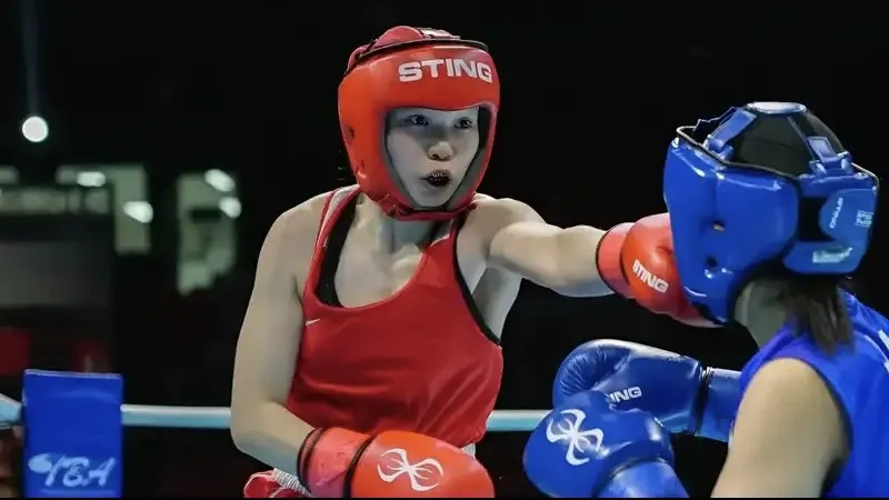 Акнур Турсынгали во время полуфинального боя чемпионата Азии U19 в Джакарте. фото на taspanews.kz от 13 июля 2026 12:41