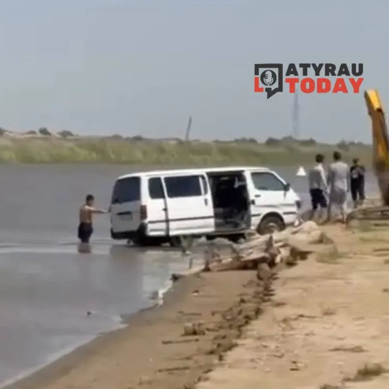 Микроавтобус Toyota Hiace съехал в реку Жайык из-за поломки тормозов фото на taspanews.kz от 27 июля 2026 09:52
