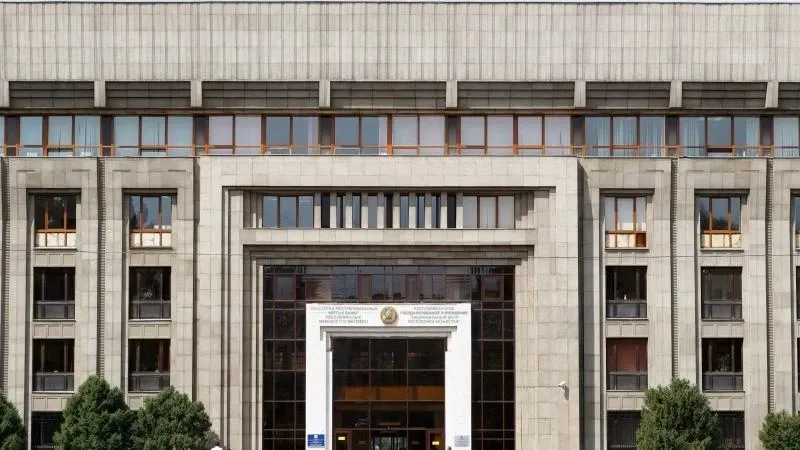 Зарплаты в Казахстане выше, чем у соседей, но их реальная величина снизилась на 1,8%