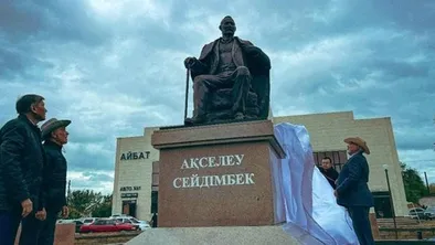 В поселке Жанаарка Ұлытау открыт памятник выдающемуся литератору и этнографу Акселеу Сейдимбеку, авторства скульптора Азамата Талапхана.