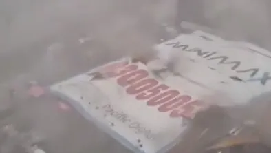 В Мумбаи, Индия, произошло ЧП: огромный рекламный щит упал на людей