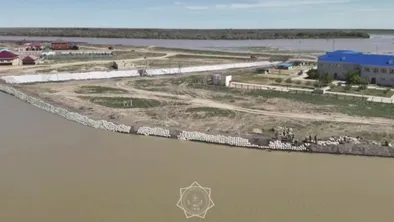 Министерство по чрезвычайным ситуациям Казахстана предпринимает меры в связи с опасным повышением уровня в реке Жайык. Жители населенного пункта Талдыколь эвакуированы из-за угрозы затопления.