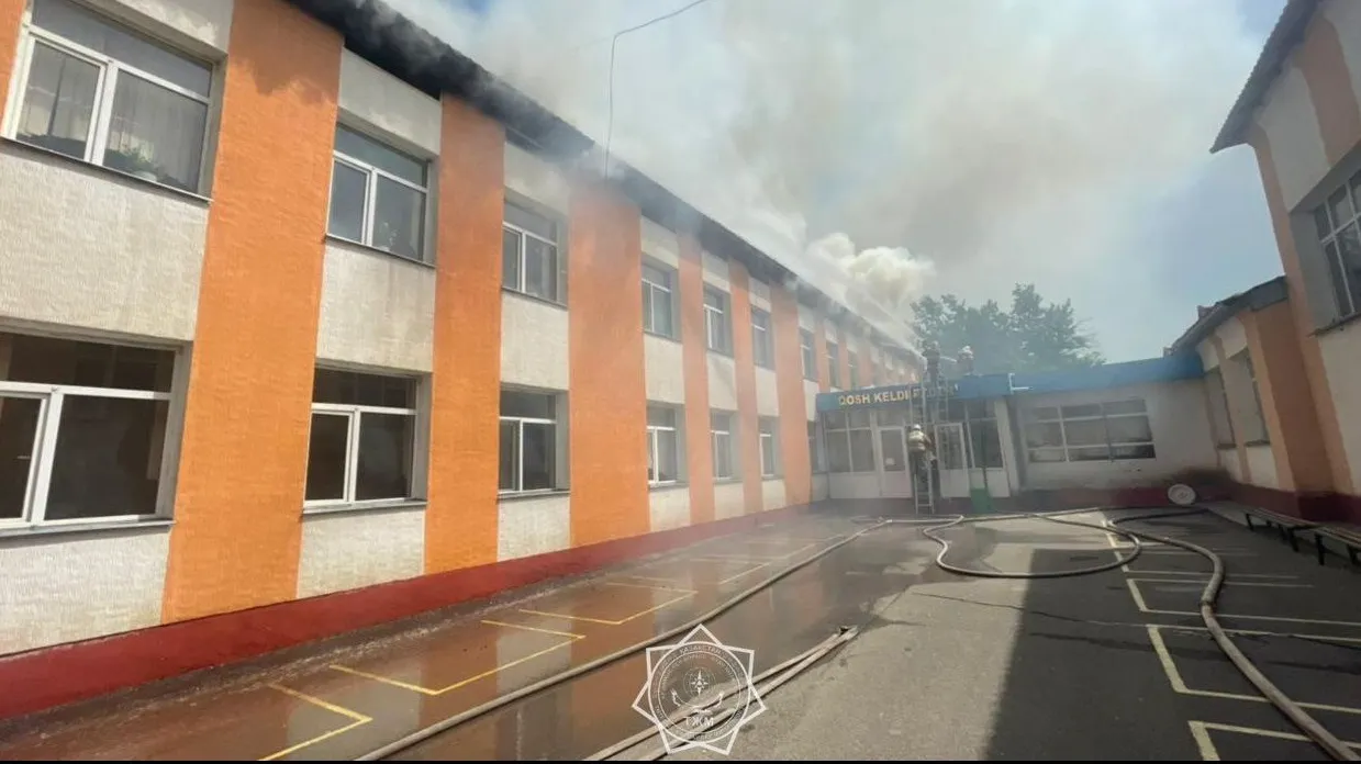 В Шымкенте произошло возгорание крыши школьного здания, все ученики и учителя были эвакуированы, информации о пострадавших не поступало. фото на taspanews.kz от 15 мая 2024 11:14
