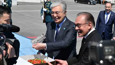 Президент Казахстана Касым-Жомарт Токаев получил теплые поздравления и торт от премьер-министра Малайзии Анвара Ибрагима в честь дня рождения.